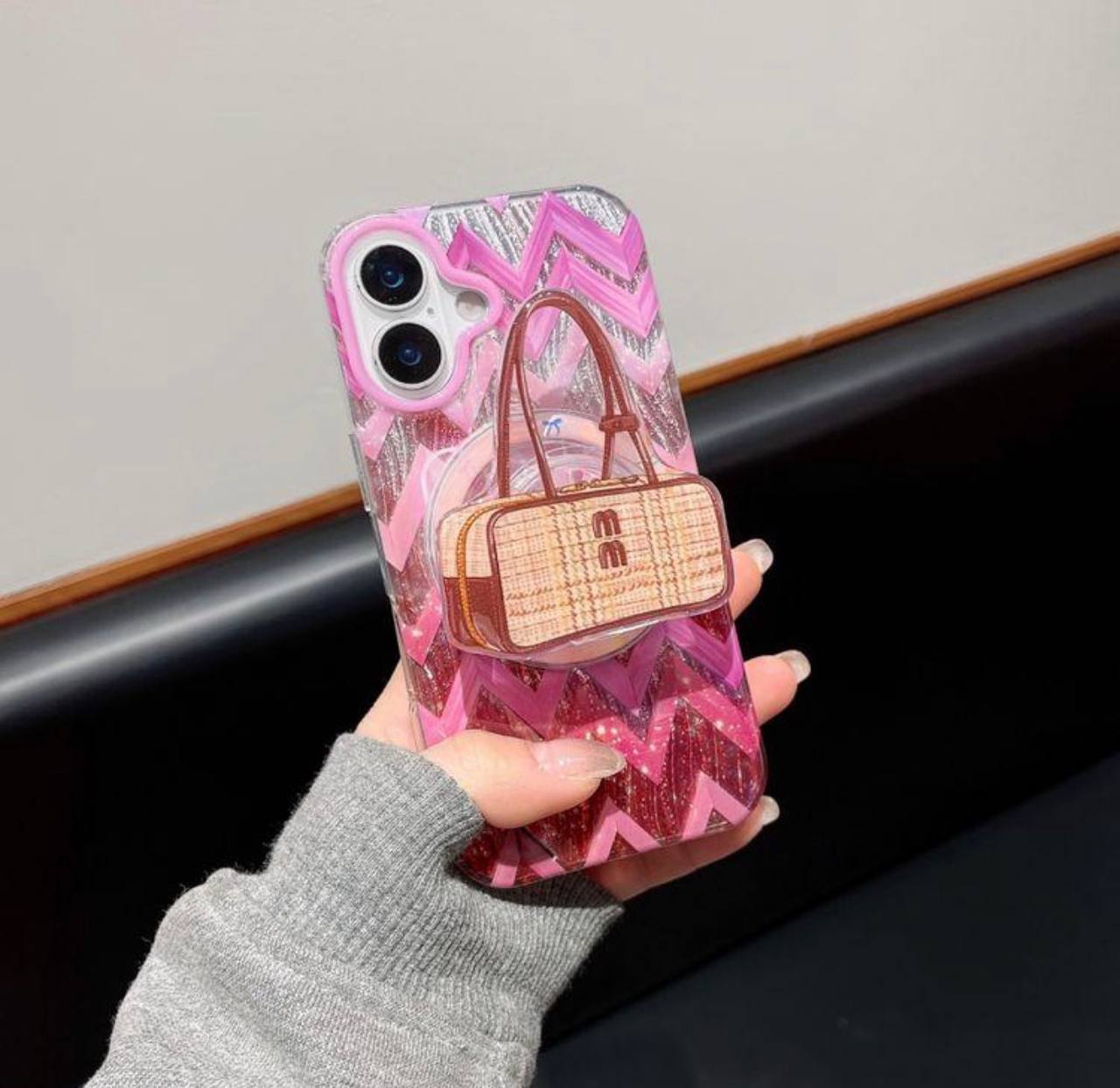 SOPORTE MÓVIL MIU MIU ✨