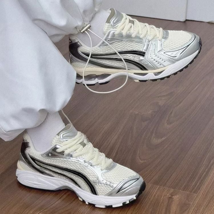 Chica Asics Gel Kayano ✨
