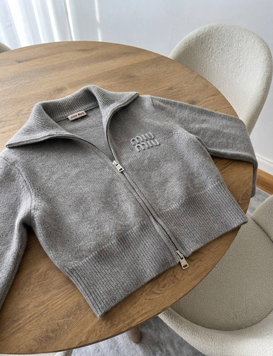 MIU MIU ZIPPED CARDIGAN —-> 26,90€ ✨